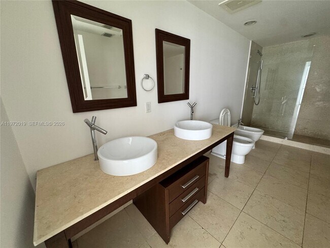 Building Photo - 495 Brickell Ave