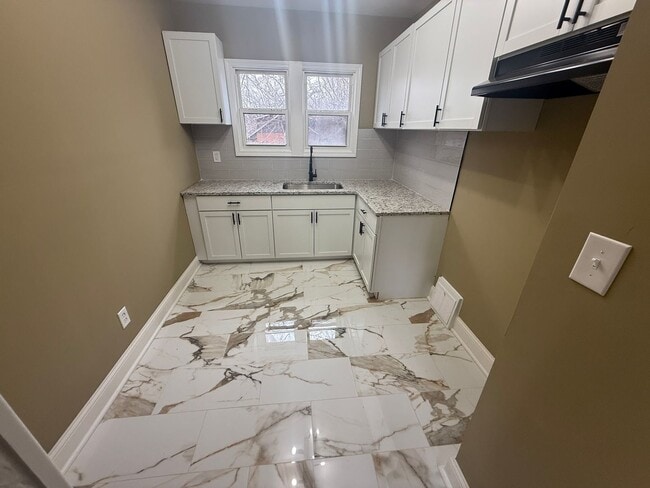 Building Photo - 15512 Mendota St