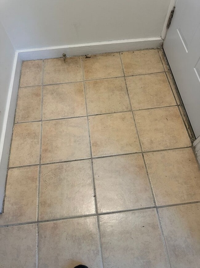 Building Photo - Modern Basement Unti 1 Bedroom/1 Bath, Recently renovated, new stainless steel appliances, floori...