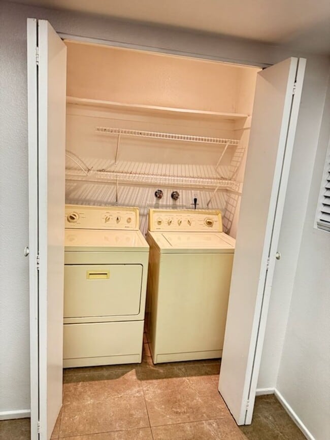 Building Photo - 2 bedroom townhome in Phoenix