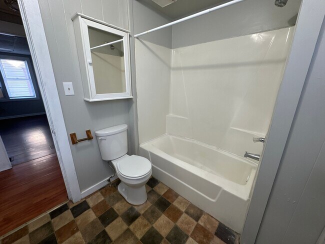 Building Photo - 710 W Kilgore Ave