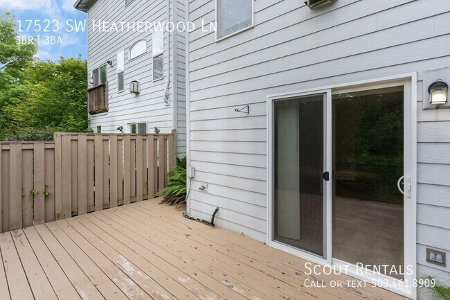 Building Photo - Spacious Sherwood Townhouse!