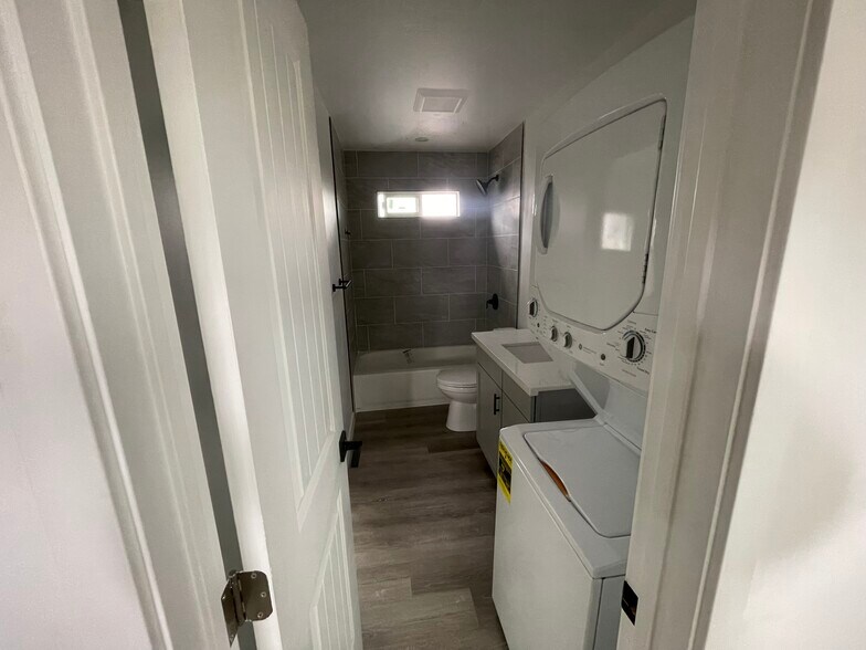 Building Photo - 1077 Connecticut St