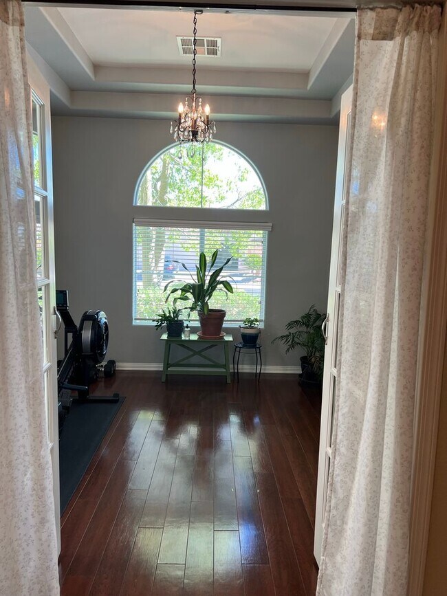 Building Photo - ABSOLUTELY AMAZING! Large 4 bedroom 2 stor...