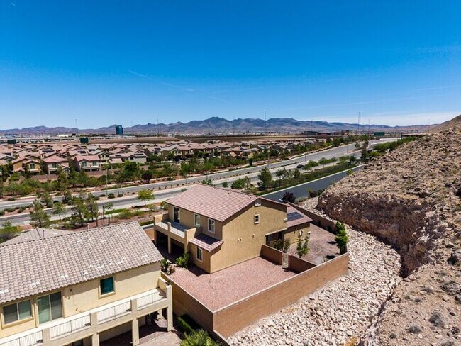 Building Photo - Beautiful Next-Gen Home with Private Entry Suite & Spacious Backyard * MOVE IN SPECIAL*