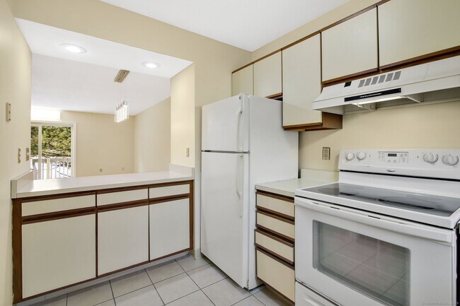 Building Photo - 94 Oak Ridge Dr