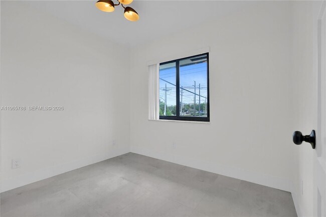 Building Photo - 5980 SW 40th Ave