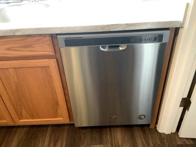 Building Photo - 2-Bedroom 1 1/2 bathroom townhouse in Springfield