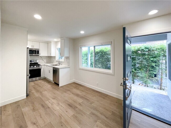 Building Photo - 206 Avenida Victoria