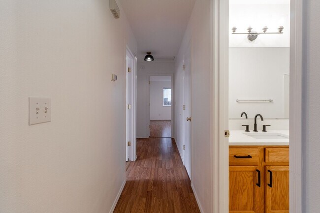 Building Photo - Beautiful 3 Bed 2.5  one level Townhome wi...