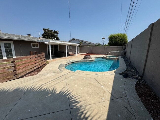 Building Photo - Beautiful 3Bd/2Ba Home With Pool Located I...
