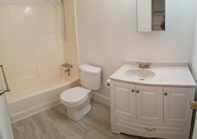 Building Photo - Beautiful Two Bedroom Apt; Salt Lake City, 1,000 sq ft; New Flooring
