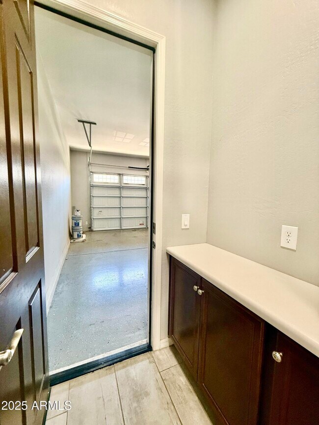 Building Photo - 980 E Knightsbridge Way