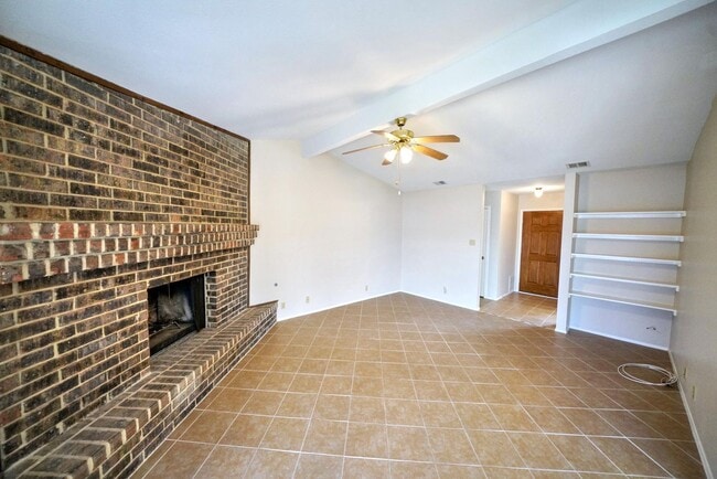 Building Photo - Charming 2-bed, 2-bath home in Universal C...