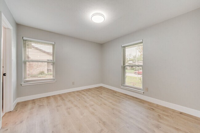Building Photo - **Modern Elegance Meets Prime Location in Farmers Branch**