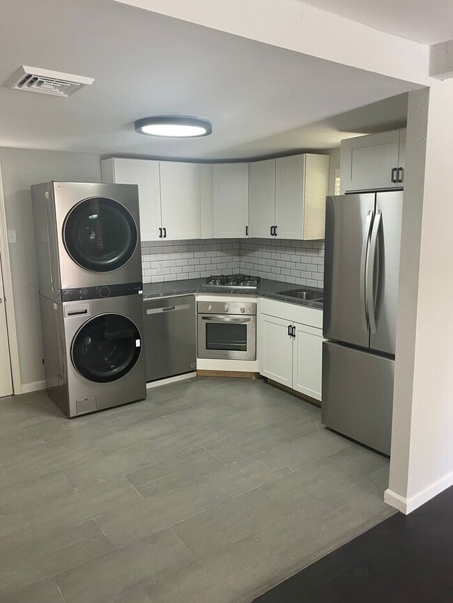 Building Photo - Charming Total Renovation!