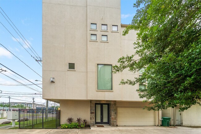 Building Photo - 904 Roy St