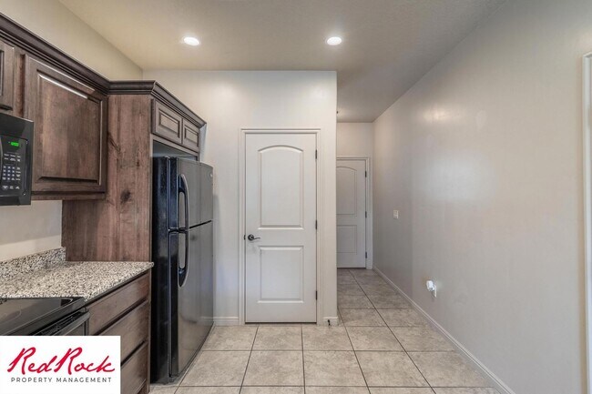 Building Photo - Cozy Townhome with Community Pool