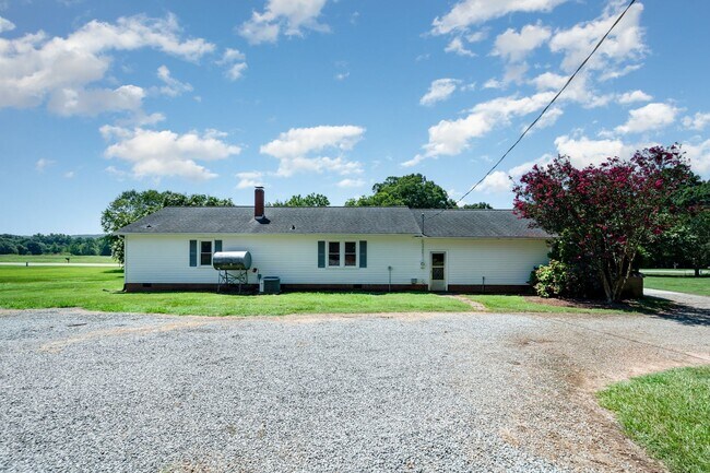 Building Photo - Two Bedroom Farmhouse with LARGE Bonus Room
