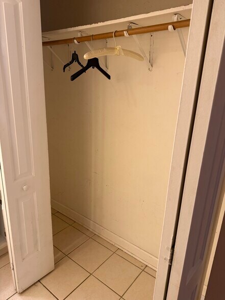 Building Photo - 1908 Kenilworth Cir