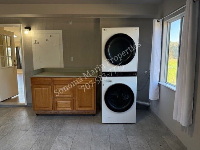 Building Photo - Great Single Level Home in the Country ~ West Petaluma ~ 2bd/2ba with Large Bonus Room