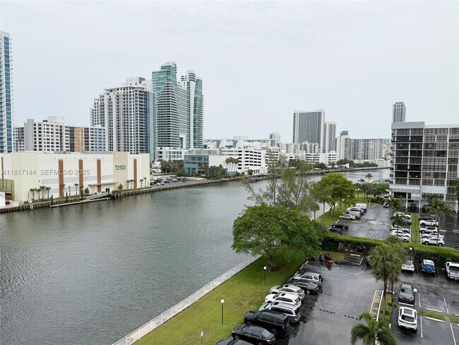 Building Photo - 800 Parkview Dr