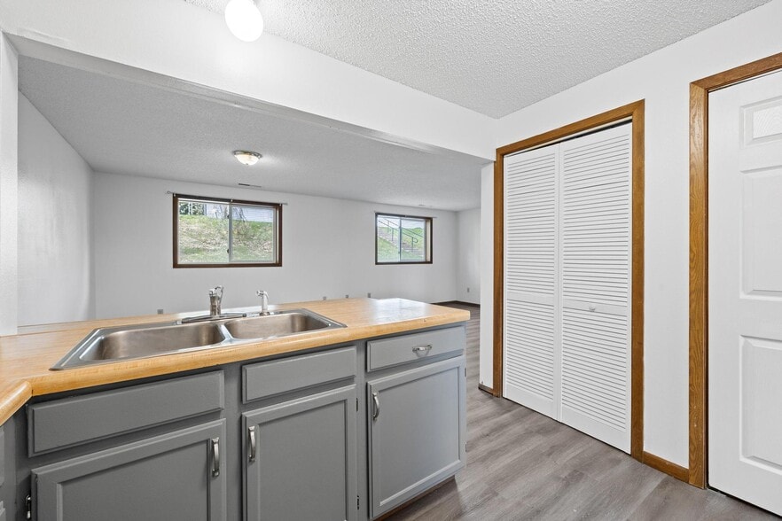 Building Photo - 740 Westwinds Dr