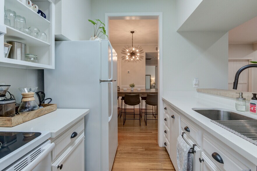 Building Photo - 704 Bering Dr