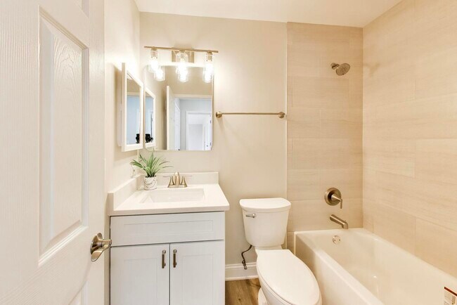 Building Photo - 2219 Rossiter Pkwy