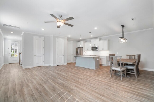 Building Photo - Canterbury Townhome
