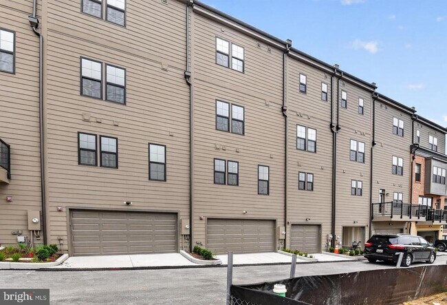 Building Photo - 5017 E Dulcet Dr