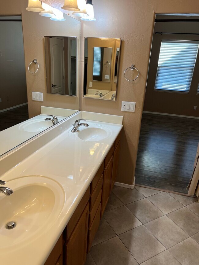 Building Photo - 25 S Quinn Cir