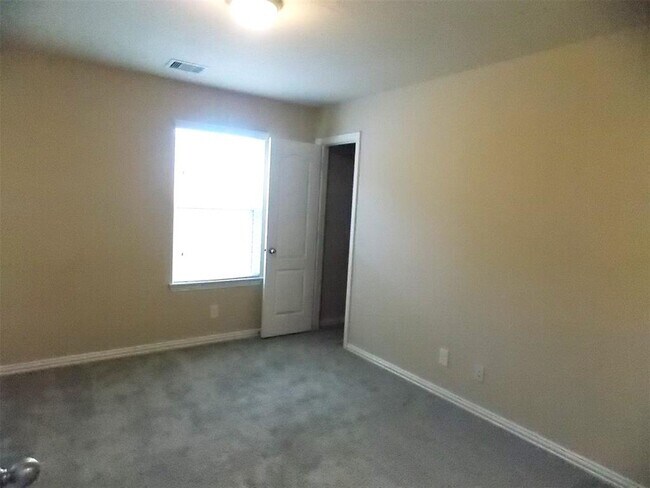 Building Photo - 6130 Carver Pines Dr