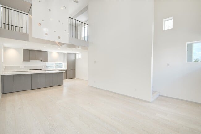 Building Photo - 1315 Lakin St