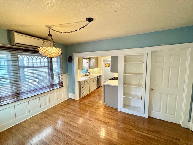 Building Photo - Charming 2-Bedroom Home with Modern Upgrades in Downtown Long Beach