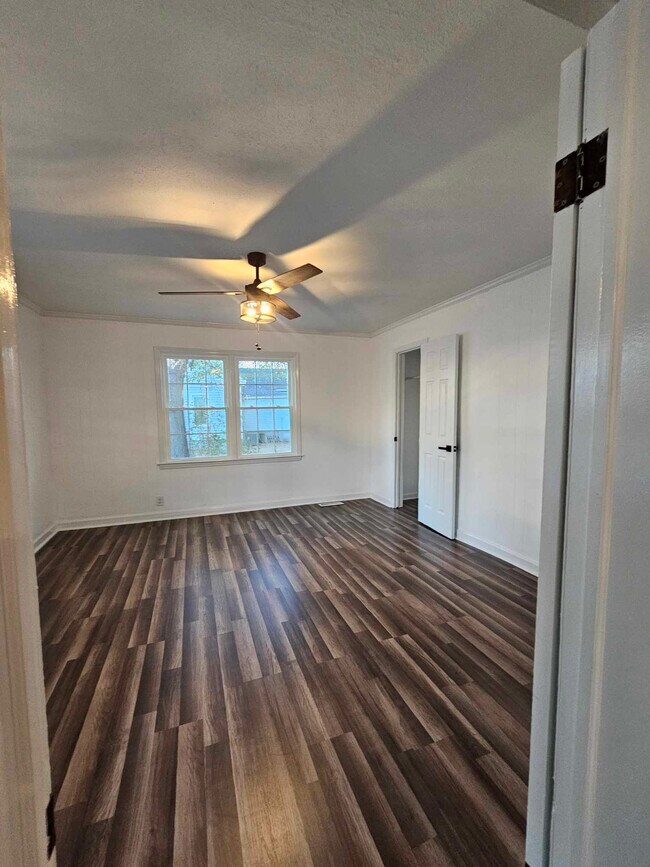 Building Photo - 203 S Fieldcrest Rd