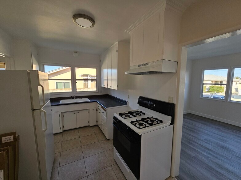 Kitchen - 25515 Senator Ave