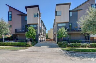 Building Photo - PHENOMENAL Townhome You DON'T Want to Miss!!