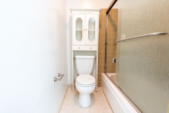 Building Photo - 6415 Lochmoor Dr