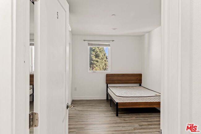 Building Photo - 1147 W 37th St