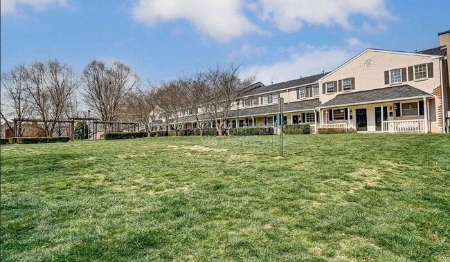 Building Photo - 1224 Green Oaks Ln