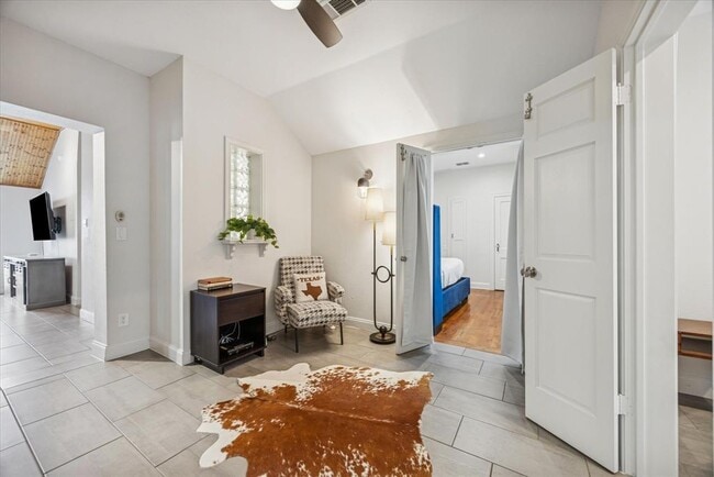 Building Photo - 2106 Kenwood Ave