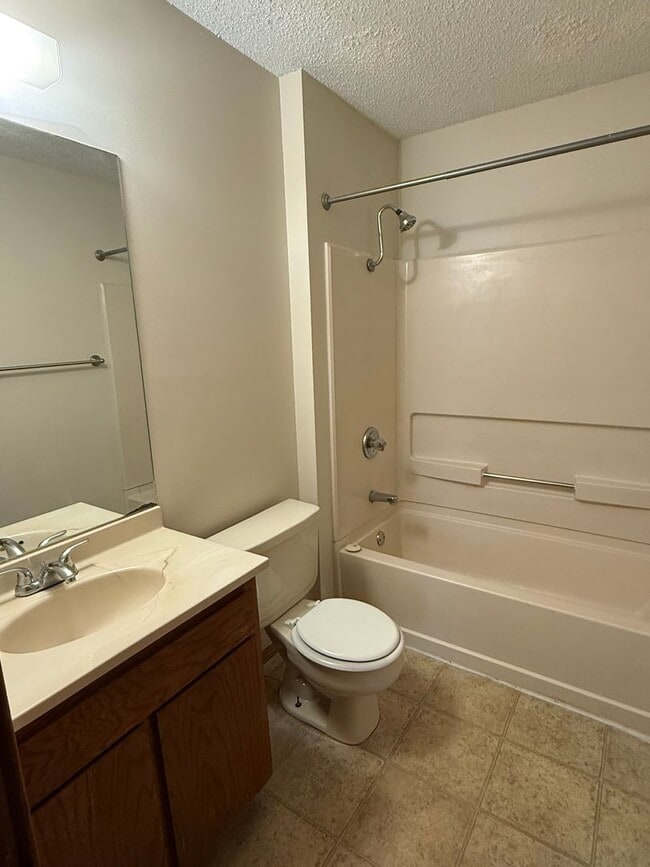 Building Photo - HAPPY HOLIDAYS ~ Half off Move In Rent**