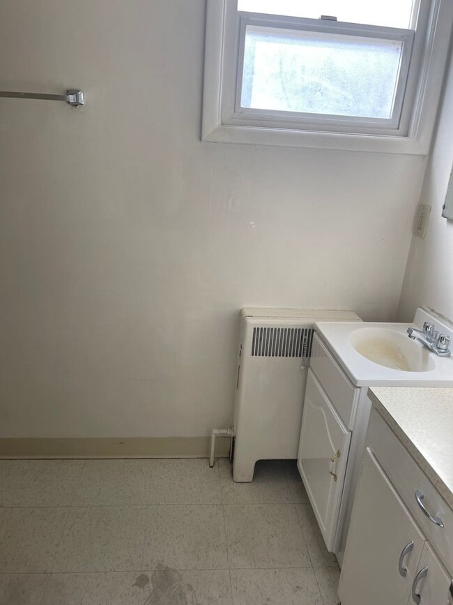 Building Photo - Single family apt.