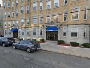 Building Photo - Studio apartment, Great location, Walk to Green Line, newly renovated!