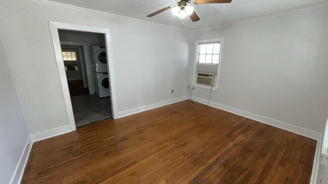 Building Photo - 807 Riverview Dr