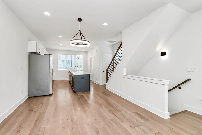 Building Photo - Stunning 3 Bedroom Townhome Near Uptown - ...