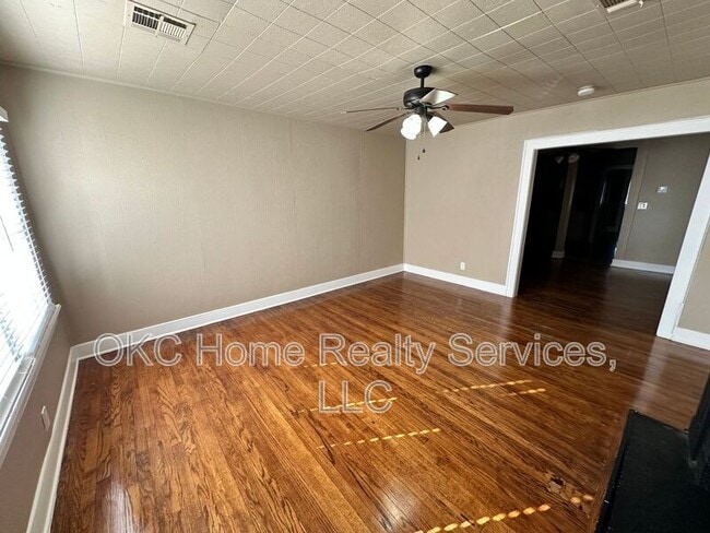 Building Photo - 1715 N Villa Ave