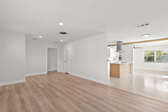 Building Photo - NEWLY RENOVATED Home For Rent in St Pete!