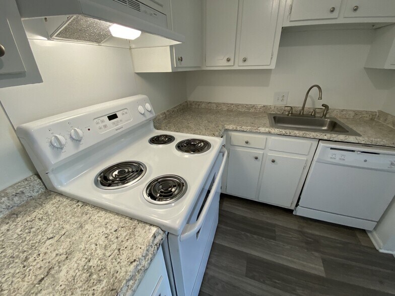 Building Photo - 1005 Hickory Hill Ln